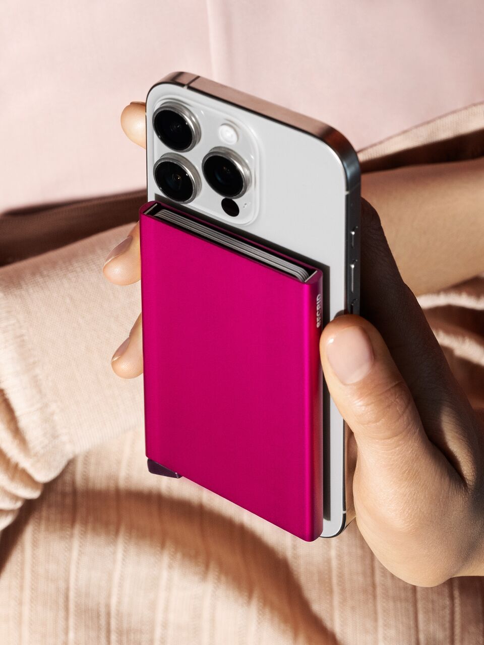 Cardprotector for magsafe Fuchsia